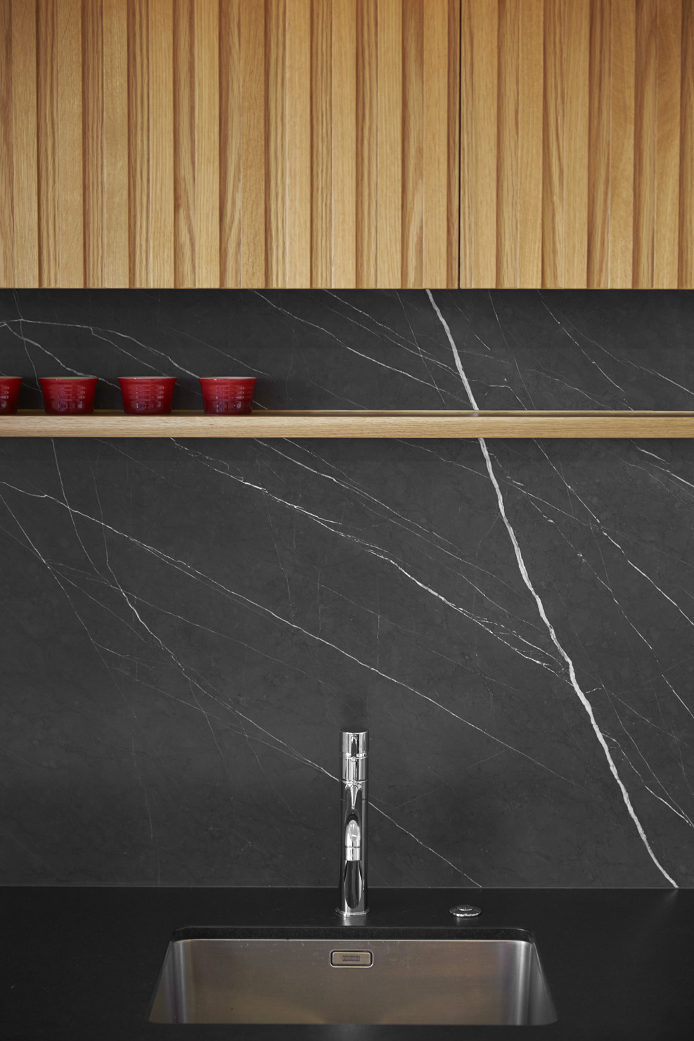 igd-portfolio-image ingrid geldof Textural Beauty ensuite, wardrobe and kitchen design